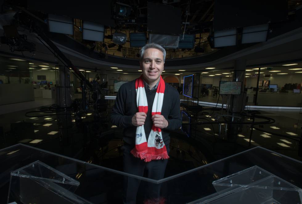 “Supongo que será un partido igualado, con dominio alterno y con la tensión propia de un derbi”. Este es el análisis del presentador de informativos de Antena 3 Vicente Vallés. “Y habrá un gran ambiente en las gradas”, añade. Lo comprobará desde su asiento en el Metropolitano, el epicentro de las pasiones colchoneras. “En el caso de los derbis, cada victoria sobre el Real Madrid en nuestro estadio es una fiesta, igual que cada derrota es un funeral”, añade.  Ni el club merengue ni el rojiblanco están haciendo una buena temporada, opina Vallés, aunque cree no todo está perdido para el Atleti. “Ha demostrado que es capaz de ofrecer alternativas en el juego”, defiende. Para el periodista, que, asegura, nació siendo del Atlético, cada encuentro contra el Real Madrid es un gran acontecimiento. Y recuerda el desenlace de la Copa del Rey de 2013 en el Bernabéu: "Ver este estadio vestido de rojiblanco en una final no se olvida nunca".