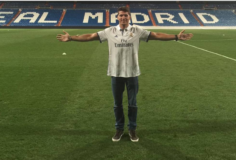 Los galácticos del Real Madrid fueron los responsables de que Cristian Toro se hiciera vikingo. Figo, Zidane o Ronaldo marcaron a este piragüista, campeón olímpico en Río 2016, durante su niñez. Del derbi, Toro espera intensidad. “El Atlético es un equipazo y su estilo de juego, con mucho trabajo físico, exigirá al Madrid ser muy preciso y aprovechar las pocas oportunidades que concederá el equipo del Cholo”, analiza el atleta.  Toro es consciente de que el comienzo de LaLiga Santander no ha sido el mejor para conjunto blanco. “Pero estamos en un periodo de cambio y adaptación, venimos de ser tres veces consecutivas el mejor equipo de Europa y del mundo. No cabe duda que no se puede subestimar nunca el nivel de la plantilla”, completa.