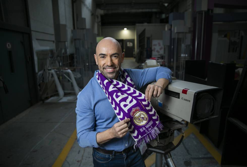 Dos razones motivan al presentador de 'Madrid Directo', de Telemadrid, Emilio Pineda para ver el derbi del sábado: el morbo añadido de última hora de ver al exmadridista Morata vestido de rojiblanco y, sobre todo “la explosión de Vinicius”, el futbolista brasileño en el que todos los madridistas tienen la mirada puesta. Pineda también destaca el juego de Marcelo. “Los titulares eran para los Cristiano, Bale, Ramos... pero la labor ofensiva del brasileño ha sido fundamental. Verle correr por la banda cuando está bien es un lujo”.  Pineda heredó la pasión blanca de su padre. “Recuerdo una vez que fui al Bernabéu con él, mi hermano y mi sobrino. Era un partido frente al Sevilla. Tres generaciones unidas en ese momento por una misma afición”, rememora. Como madrileño y miembro de la cadena autonómica, se siente cerca, además, del resto de clubes de la Comunidad. “Cuando no es el Real Madrid quien juega, me gusta ver ganar al Atlético de Madrid, al Rayo, al Getafe, al Leganés. Es un lujazo tener cinco equipos en primera”, afirma. “Y quién sabe si no serán seis la próxima temporada con el Alcorcón peleando por puestos de cabeza ahora en la segunda categoría”, se pregunta.