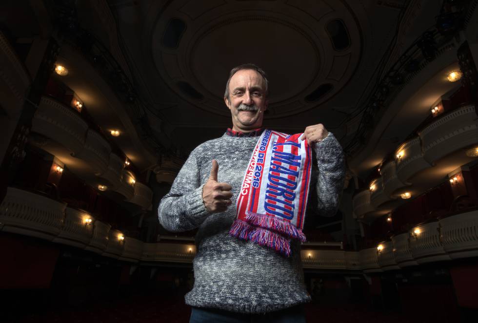 La equipación del Atlético de Madrid de la temporada 1973-1974 tuvo la culpa de que el actor Santi Rodríguez se hiciera colchonero. "Con ocho años pedí por Reyes un uniforme de fútbol. Mi abuela decidió que la más chula era la del Atlético de Madrid. Desde entonces yo soy atlético a muerte”, recuerda el cómico que anda de gira con 'Infarto, no vayas hacia la luz', un espectáculo en el que relata con humor el accidente cardiovascular que sufrió en 2017.   Rodríguez cada vez ve menos partidos, y no porque el médico le haya recomendado evitar sobresaltos, sino porque, asegura, que el día que no lo ve, el Atleti vence. “Prefiero no mirarlo y luego llevarme la sorpresa de que ha ganado”. Por eso no sabe, si verá el derbi, aunque ganas no le faltan. “Los derbis siempre son algo especial. Desde hace un tiempo, además, las cosas se han equilibrado con el Real Madrid”, afirma. “Hemos dado un salto de calidad, pero nos queda dar uno más”.