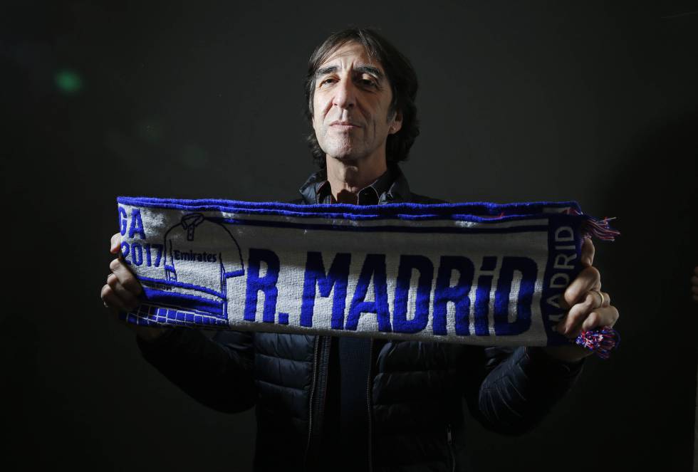 “El resto de las cosas de este mundo pueden considerarme ciego durante esos noventa minutos”. Esto es lo que responde Benjamín Prado cuando se le pregunta por el derbi. El escritor se aficionó al Real Madrid a base de ir a verlo jugar. “Yo era de otro equipo, el Athletic de Bilbao”, comenta. Le hipnotizaron, afirma, las señas de identidad del club: "No rendirse ni cuando los demás piensan que ya has perdido y no querer solo ganar, sino merecerlo”, expone. Poco a poco, el madridismo se fue colando en su sistema nervioso. Hasta tal punto que el año pasado declaró en un periódico que solo tenía dos carnets. “El DNI y el del Real Madrid”.  Prado, novelista, poeta y colaborador de la Cadena SER disfruta del juego de Modric, Ceballos y Ramos. “Un gran capitán”, califica. Antaño gozaba del de Ronaldo. “El brasileño, me divirtió mucho aquel partido en el que les metió un gol a los pocos segundos de empezar el partido”, comenta. Espera un buen resultado el sábado ya que cree que el equipo está remontando. "Desde el partido con el Sevilla lo estamos haciendo fantásticamente bien”, especifica. “Algo tendrán que ver Solari y Pintus”, termina.