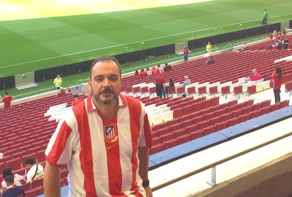 La pasión colchonera de Juan Pablo Colmenarejo está marcada por los derbis. Desde la primera vez que asistió a un partido, en la temporada 1972-1973, hasta el que se jugará el próximo sábado a las 16.15. “Al primero, en el Vicente Calderón, me llevó mi abuelo”, recuerda este periodista de 51 años, al frente de 'Buenos días, Madrid', el matinal de Onda Madrid. El domingo irá al Wanda Metropolitano para apoyar a su Atleti. “Soy socio y abonado desde 1978”, precisa. Espera que el Atleti gane lo mejor posible. “Las apreturas con el Madrid acaban mal”, añade.  Su mayor recuerdo rojiblanco también coincide con otro encuentro madrileño. Reciente, de 2015. “Fue un 4-0 al Madrid en esta Edad de Oro Simeone. Por cierto se jugó a la misma hora que el del sábado 9”, apunta. Colmenarejo acentúa su querencia por el entrenador argentino. “Desde que llegó, el club ha acortado la distancia con el Madrid y el Barcelona. El equipo ha ganado el solidez y en dominio absoluto. Cada año Simeone se inventa algo. Me gustan mucho sus inventos”, termina.