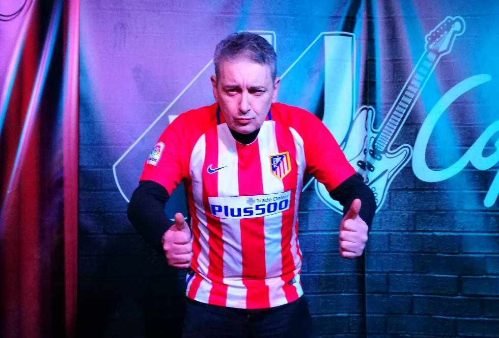 Miguel Costas, ex Siniestro Total cree que el derbi lo ganará el Atleti. “El Madrid no encuentra su sitio esta temporada”, sentencia. Pese a su simpatía por el equipo rojiblanco, Costas, como buen vigués, siempre ha sido del Celta de Vigo. La afición por el Atlético de Madrid le llegó al tiempo, después de bajar a Madrid a ver su primer partido fuera de Galicia. A pesar de que perdió el Celta frente al Atleti, le tomó simpatía al equipo local. Desde entonces lo ha apoyado siempre que le ha sido posible.   La última vez fue en las Jornadas en Rojo y Blanco, un evento que reúne a figuras de la cultura y el deporte en torno al club madrileño. “El primer concierto que di este año fue para las jornadas, organizado por la peña Los 50. Ilustres como Garci, Patxi Andión, José Luis Cano, Almudena Grandes o Pancho Varona entre otros forman parte de aquello”, comenta el músico de 57 años. Entonces se presentaba un disco con todos los himnos que se han hecho hasta ahora. Él todavía no ha entonado ninguno. “Espero que algún día me encarguen uno a mí”, finaliza.