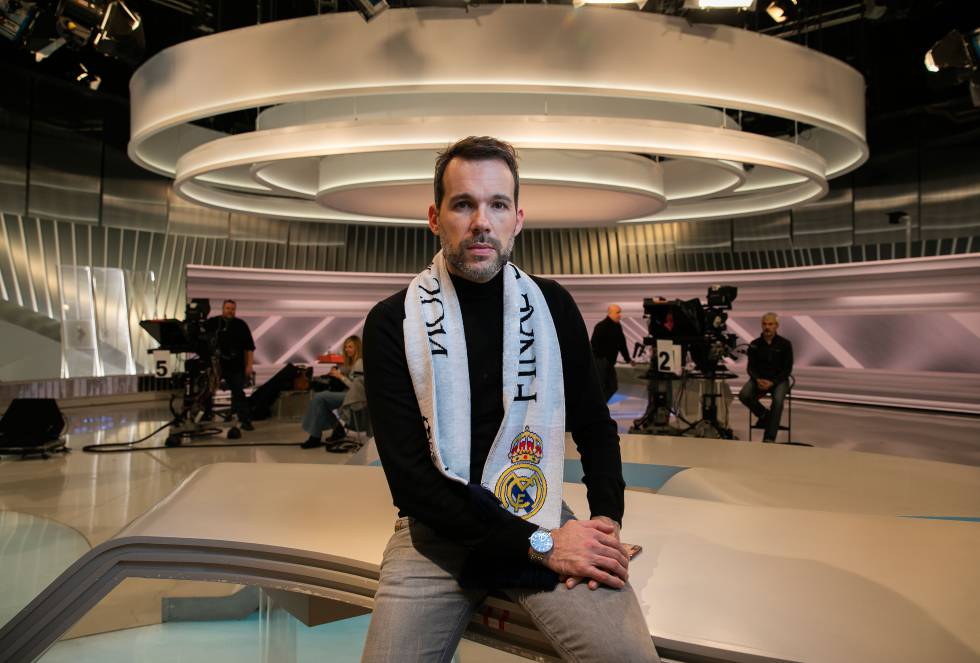 La afición del presentador del Telenoticias de la noche de Telemadrid Javi Gómez por el balón llegó a través del Rayo Vallecano. “El fútbol, en mi caso, empezó con un cola-cao y un bollo en una cafetería de la avenida del Payaso Fofó”, donde se asienta el estadio de Vallecas. Luego llegó el Real Madrid. Pero el de ‘basket’. “Mi pasión ha recorrido un sendero inverso al de la mayoría. Mi trayectoria fue de Fernando Martín a Hugo Sánchez; de Drazen Petrovic, a Butragueño”, añade el periodista, de 41 años.  Durante años, Gómez se ha dedicado al periodismo deportivo. Ahora solo disfruta del juego del equipo blanco. Especialmente el de Karim Benzema. “Esa capacidad de helar su sangre y que hierva su talento en los partidos clave. Su ‘nonchalance’ [aplomo] tan francesa. Esa falsa ausencia de quien solo espera el momento decisivo”, detalla el reportero que tiene esperanzas en que el derbi sea “el revulsivo que necesita el Madrid para venirse arriba en este final de temporada”, explica. Para Gómez, Solari ha encontrado un camino sólido para ganar. “Todo empieza a ensamblarse en la fecha adecuada. Ya se sabe, cuando en la Castellana empiezan a soplar los idus de marzo…”, termina.