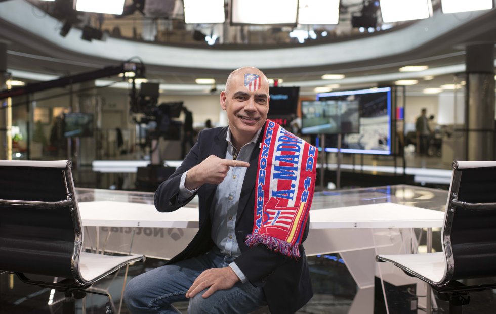 Las matemáticas tuvieron mucho que ver en la afición de Nacho Abad por el Atleti. "Estaba muy desanimado después de suspender un examen para el que había estudiado mucho", recuerda sobre su etapa escolar. "Entonces mi padre me dijo: 'Hijo, tú como los del Atleti, nunca dejes de luchar'. Y aprobé en la recuperación con Sobresaliente", continúa.  Desde entonces Abad ha sido fiel al club rojiblanco, aunque el seguimiento del frenético pulso de la actualidad ha hecho que nunca sepa dónde verá el siguiente partido de su Atleti. “Quizá me toque viajar a algún lugar de España”, afirma el periodista y criminólogo de 47 años, ahora en el magacín 'Espejo Público' de Antena 3. Si el sábado está en Madrid, seguramente lo vea con su hijo en casa o con amigos en algún bar. Pero no en el campo. Allí no va tanto como le gustaría. “Aún no conozco el Wanda”, reconoce.  El sábado por la noche espera celebrar un 2-0. Pero es cauto. “Veo una gran irregularidad. Hacemos partidos muy buenos como luego caemos eliminados de la Copa. De todas formas soy optimista, el Barcelona está a seis puntos pero queda toda la segunda vuelta. ¡Y viva el Cholo!”, exclama.