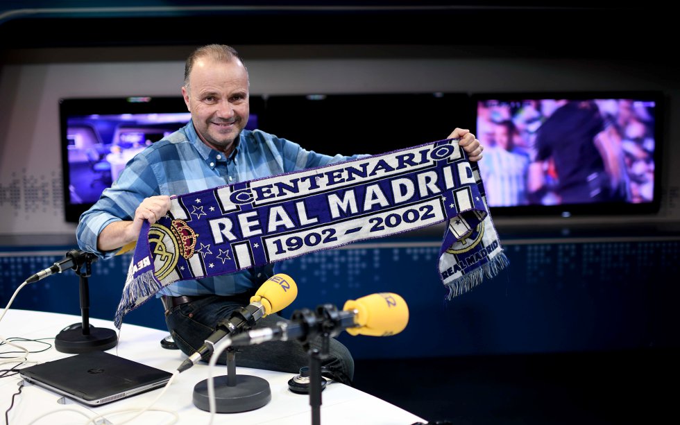 José Antonio Marcos cree que el Madrid va creciendo según avanza la temporada. El presentador de los informativos 'Hora 14' de la Cadena SER es un madridista acérrimo, incluso, habiéndose criado cerca del Vicente Calderón. “Muchos amigos de la infancia eran colchoneros a más no poder. Tal vez por eso, desde muy niño, he tenido debates muy apasionados con ellos”, destaca.  En sus discusiones actuales, Vinicius juega un papel importante. “Por su esfuerzo y sus resultados se merece ser titular del tridente ofensivo del equipo”, defiende. Al igual que hicieron sus padres con él — “En casa se respiraba mucho madridismo, del bueno”, comenta—, él transmite la pasión a sus retoños. “No olvidaré la expresión de mi hija la primera vez que la llevé al Bernabéu, con la bufanda que acababa de regalarle, a un Real Madrid – Real Sociedad. Lo mismo que pasó con el más pequeño, con el que fui al partido homenaje a Raúl”, rememora.