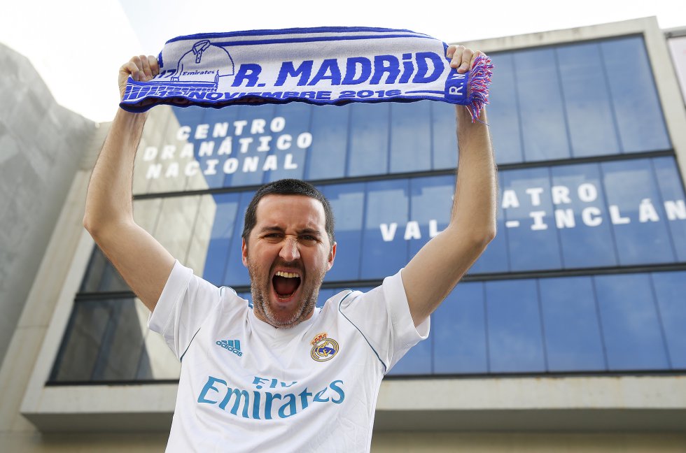 Que Juan Vinuesa se criara en Albolote, un pueblo de La Vega de Granada, no impidió que se aficionara al Real Madrid. “Fue gracias a mis tíos José Juan y Miguel. A través de la peña madridista alboloteña, me llevaron al Bernabéu cuando tenía 10 años”, recuerda el actor, de 36 años, que estrenó esta semana 'La geometría del trigo', de Alberto Conejero, en el Centro Dramático Nacional. “Para mí fue como ir a Disneylandia”, afirma.  Su primer recuerdo de un derbi, proviene de un par de años después, en la temporada 199495, con Jorge Valdano como entrenador y con Raúl marcando su primer gol con el primer equipo. “De alguna manera fue cuando comencé a vibrar y a sufrir con el fútbol, también el primer gol que grité”, evoca el actor.  No podrá ver el derbi completo porque tiene función. “A las cinco y media ya tengo que estar en escena esperando al público”, precisa Vinuesa, que intenta no enterarse de los resultados de los partidos en casos como este para poder verlos después en casa. Aunque, asume que es difícil. “Es casi imposible porque los comentarios se escuchan en las calles, los bares, el metro… He llegado a salir del teatro escuchando música para no enterarme de nada”, completa.