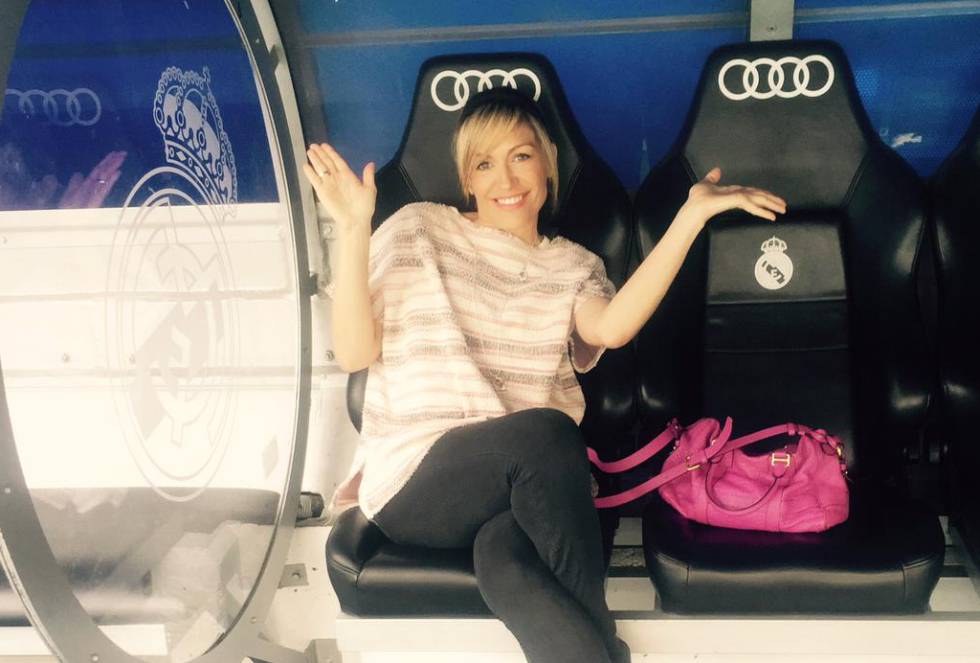 La presentadora Luján Argüelles, ahora en Telemadrid, va al Bernabéu siempre que puede. Es socia y abonada como su padre, su marido y su hija. “Nada más nacer ya tenía su carnet. Incluso embarazada, ya le inyecté el madridismo en una visita al estadio”, precisa. Y como prueba enseña la foto que ilustra su perfil. No se perderá el derbi. “Me gusta vivirlo en el estadio pero en este caso lo veré en casa con la familia. ¡Que también es un planazo!”, exclama Argüelles, de 42 años, que ha presentado durante esta temporada ‘La báscula’, un programa en el que los concursantes se sometían a pruebas para bajar de peso y mantener un estilo de vida saludable.  La presentadora, que prepara otro nuevo programa en Telemadrid, del que no cuenta nada más, confía en que el club remonte. “Es momento de mandar las mejores energías y toda la fuerza para ir dando pasos firmes, que nos lleven a un buen destino. Corazón Madridista. Y punto".