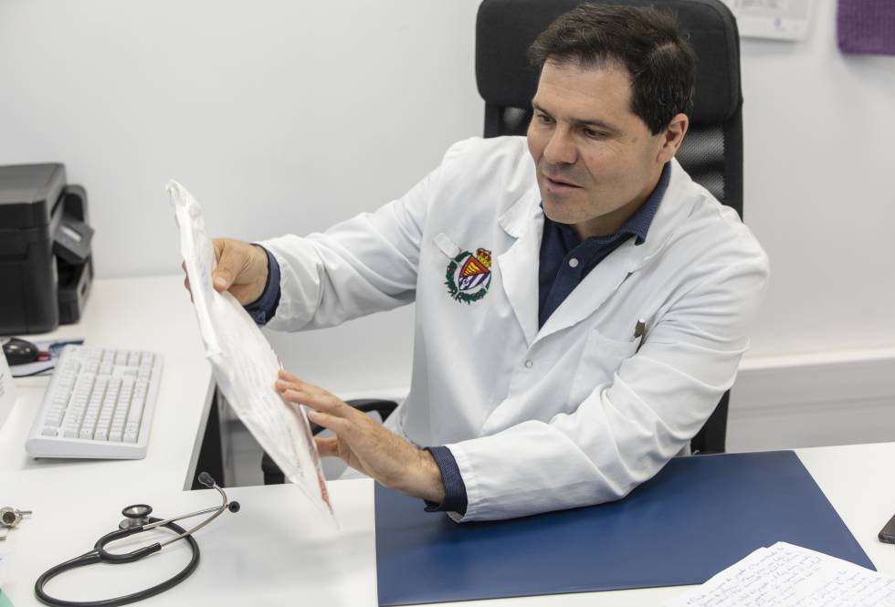 Alberto López en su despacho en el estadio.