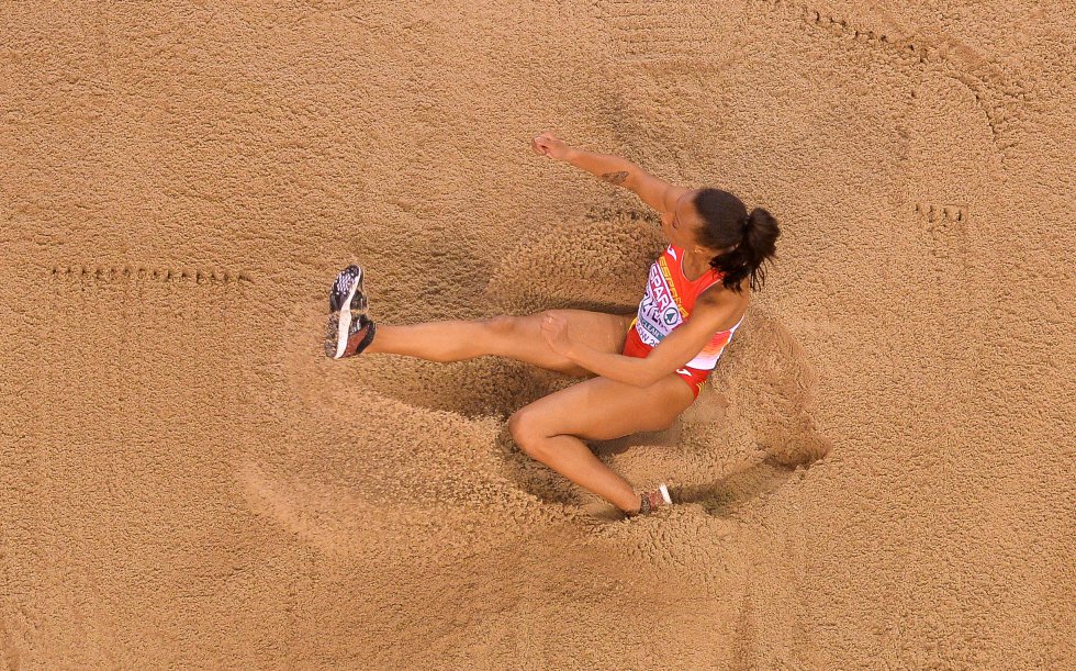 Ana Peleteiro logró en marzo su primer gran título absoluto al ganar en Glasgow el campeonato de Europa de triple salto. En la jornada definitiva, Peleteiro, en su cuarto intento, superó la plusmarca española de 14,64 metros de Carlota Castrejana y alcanzó los 14,73. "Su zancada se alargó lo justo en cada impulso para no perder velocidad ni potencia. Y voló largo, largo. Cayó casi acariciada por la arena. Su huella, más lejana que nunca de la tabla de batida que había pisado fuerte", escribió el periodista de EL PAÍS Carlos Arribas. Este año, además, la gallega de 23 años se aseguró su presencia en los Juegos Olímpicos de Tokyo 2020.