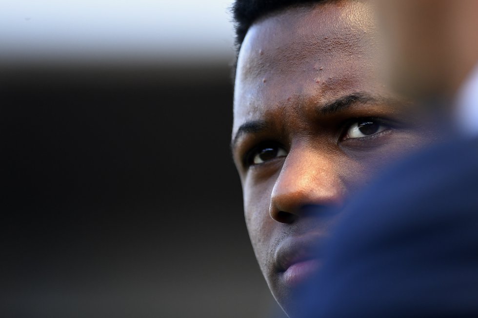 Mientras los chicos de su edad apuraban las vacaciones antes del volver al colegio, el 26 de agosto Ansu Fati debutaba y hacía de las suyas en el Camp Nou. Solo cinco días después, el 31, escribía su nombre en la historia de LaLiga y del FC Barcelona. A los 16 años y 304 días, en el segundo partido de su carrera, el delantero blaugrana marcó ante CA Osasuna en El Sadar y se transformó en el más joven en anotar con el equipo, por delante de Bojan Krcic (lo había hecho a los 17 años y 53 días) y de un tal Lionel Messi (17 años y 331 días).