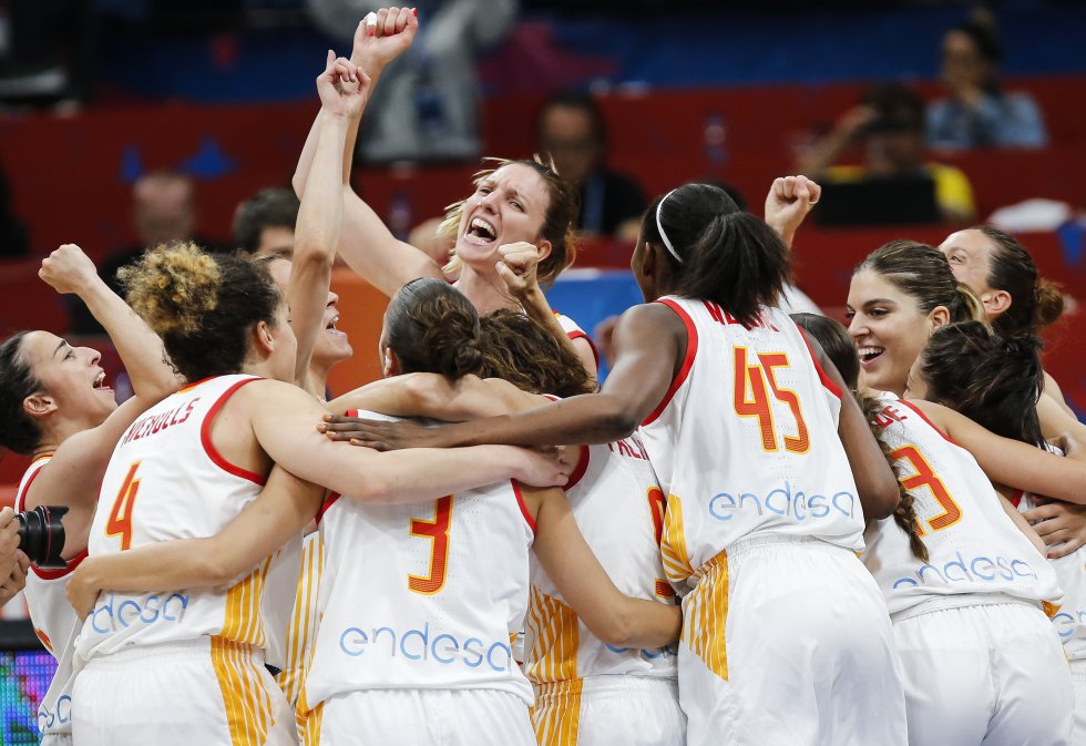 Por diferencia de veinte puntos y ante Francia —de nuevo, como en los anteriores tres títulos continentales conseguidos—, las baloncestistas españolas lograron algo que no se veía desde hacía 28 años, desde la caída de la URSS (17 medallas) en 1991: ganar dos campeonatos de Europa consecutivos. En total, llevan siete metales en los últimos siete años. Con este oro la capitana, Laia Palau (40 años y 17 como internacional), supera con 12 medallas a Pau Gasol como el profesional de la canasta más laureado de la historia de España.