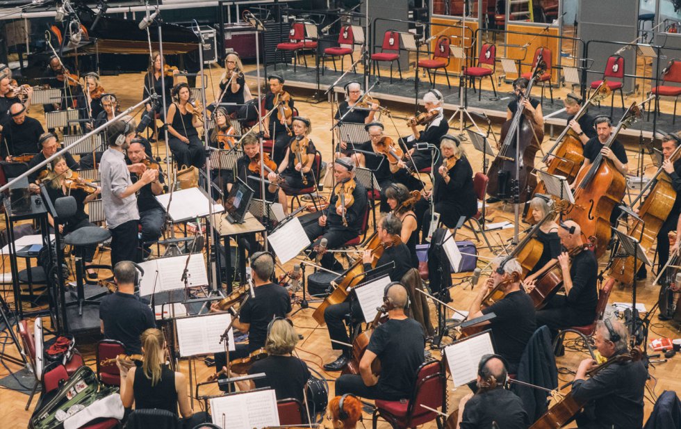 Un antes y un después en la historia. Así se presentó una de las grandes novedades para la temporada 20192020: Los latidos del futuro, la banda sonora de LaLiga. Un total de 130 músicos, capitaneados por Lucas Vidal, el compositor ganador de dos premios Goya, hicieron posible una melodía inspirada en la pasión de los aficionados que se grabó en tres ciudades diferentes con el objetivo fundamental de hermanar a la hinchada de los 42 equipos de LaLiga Santander y LaLiga SmartBank. “Un sonido épico, integrador y reconocible con el que todos los fans de nuestro fútbol puedan identificarse”, lo definió el presidente de LaLiga, Javier Tebas.