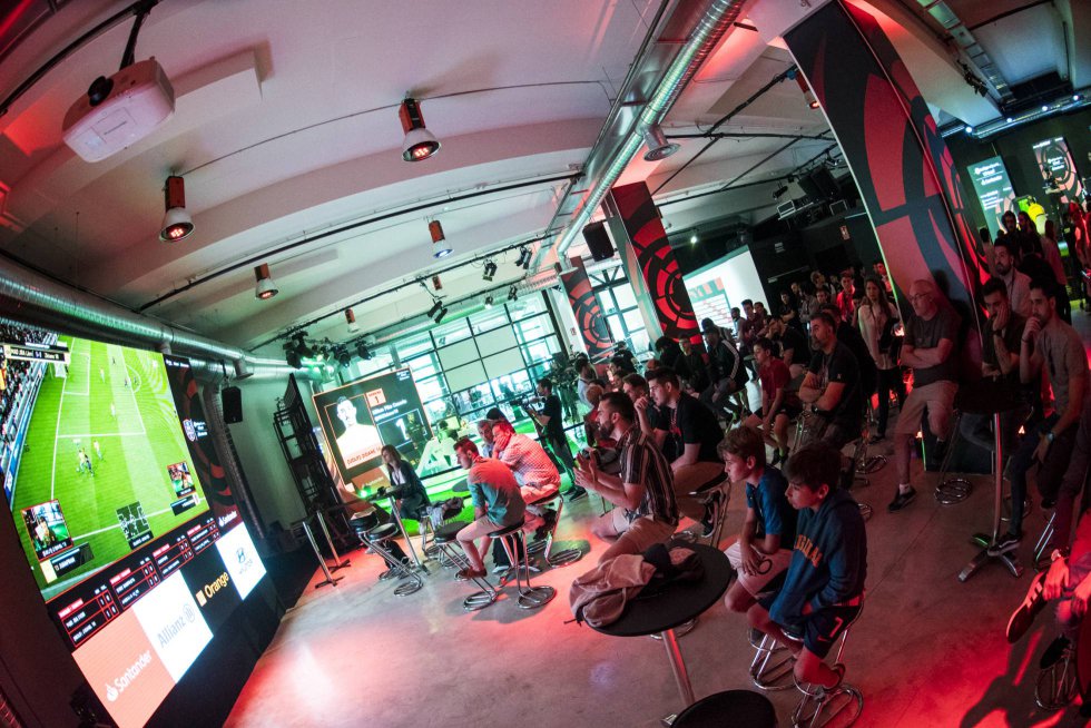 El sábado 11 de mayo, más de 300 personas acudieron en Madrid a la gran final de la Virtual LaLiga eSports Santander, la competición nacional más importante de FIFA 19, el videojuego más popular de fútbol. El ganador se llevó 40.000 euros y 850 FIFA Pro Points, que sirven para escalar en el ranking mundial. En España hay más de 15 millones de “jugadores habituales”, según la Asociación Española de Videojuegos (AEVI) y el FIFA es uno de los preferidos.
