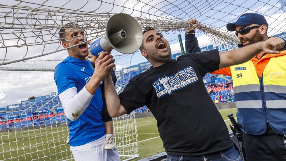 Tras conseguir la quinta posición en LaLiga Santander, la mejor de su historia, el Getafe CF de José Bordalás se clasificó a la Europa League por cuarta vez en 96 años. Respaldados por una férrea defensa, fueron uno de los equipos menos goleados de todo el continente y se quedaron a un paso de la UEFA Champions League. El empate a dos en la última jornada ante el Villarreal CF en el Coliseum Alfonso Pérez se celebró de todas formas. En la imagen, la afición y el equipo festejan una vez acabado el encuentro.