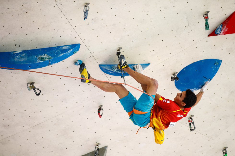 La escalada debutará como deporte olímpico en los Juegos de Tokyo 2020 y un joven de Cáceres (Extremadura) luchará por una medalla. Alberto Ginés, de 17 años, se aseguró una plaza en Japón en el preolímpico de noviembre en Toulouse donde los 20 mejores escaladores del mundo compitieron por ocho lugares. "Lo veíamos imposible por lo joven que soy, por el nivel que hay y por cómo habían ido las competiciones. No sé qué pasó…, pero de repente empezó a ir todo muy bien. Ha sido una sorpresa”, dijo el representante de la escalada española a la periodista de EL PAÍS Eleonora Giovio.