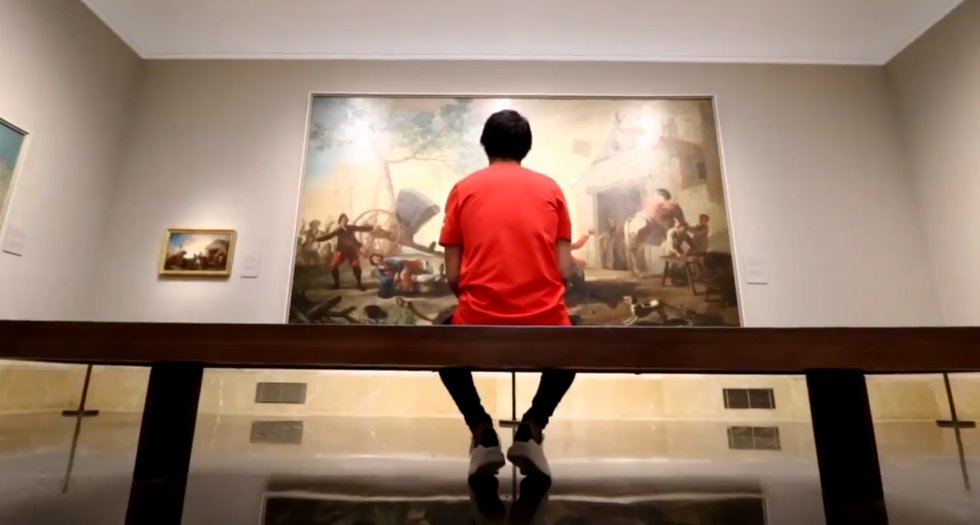El Atlético de Madrid realizó la apuesta más cara de su historia al fichar por más de 120 millones de euros al joven portugués de 20 años, João Félix, el tercer traspaso más caro de todos los tiempos. El atacante, que recibió el premio Golden Boy 2019, al futbolista más prometedor de la temporada, aterrizó en la capital española y una de las primeras cosas que hizo fue visitar el Museo del Prado para grabar el histórico vídeo que anunció su llegada en las redes sociales del equipo. El delantero portugués recorrió la sala central de la pinacoteca, admiró ‘Las meninas’ de Velázquez y las obras maestras. Antes de dar a conocer su rostro ante la cámara João se posó delante del óleo ‘Baile a orillas del Manzanares’, que Goya pintó en 1777.