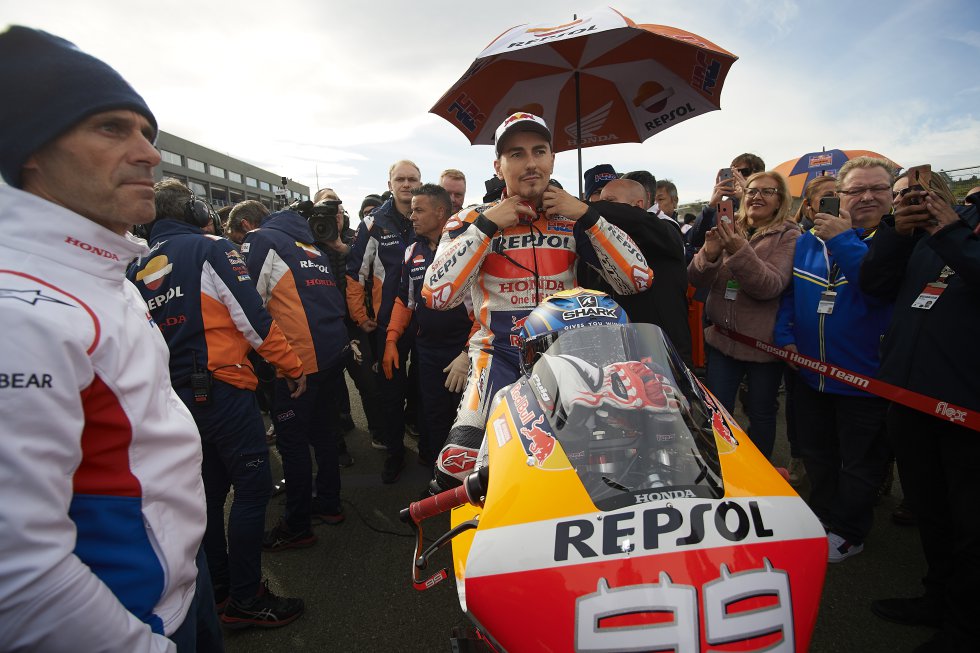 "Hay cuatro días por encima del resto en la vida de un piloto: cuando debutas en un Mundial, cuando ganas tu primera carrera, cuando ganas tu primer título y luego cuando anuncias tu retirada…” Así comenzó Jorge Lorenzo el discurso en el que anunciaba que se baja de la moto, que el lastre de las lesiones le estaba impidiendo alcanzar las condiciones físicas para seguir siendo competitivo, y que, ante esa circunstancia, se dijo: "¿Merece la pena seguir sufriendo?". En 17 años de carrera el balear ha logrado cinco campeonatos, 68 victorias de carrera y 152 podios con cinco motos diferentes.