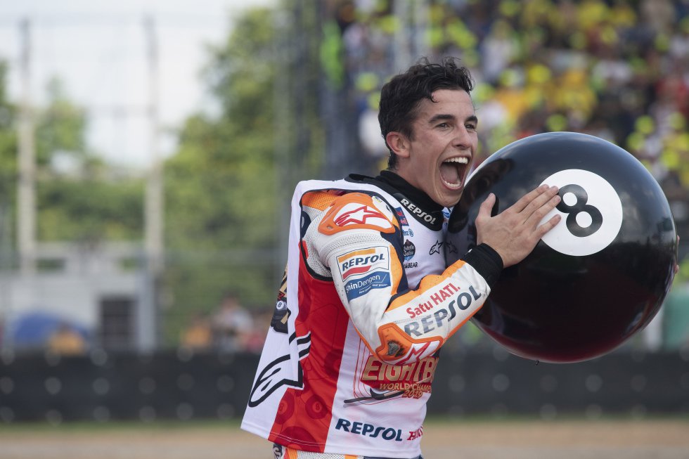 "Mi mentalidad es buscar siempre en qué se puede ser mejor", declaraba tras una nueva corona Marc Márquez a este periódico. ¿Cómo puede mejorar quien ha ganado ocho títulos mundiales, seis en la máxima categoría del motociclismo? Sus referentes, dice, son nombres como Rafael Nadal o Leo Messi, precisamente aquellos que no se cansan de ganar, que tienen la capacidad de sacrificio y la humildad para crecer más allá de cualquier techo. Ahora, cuenta, es más maduro, menos irreflexivo ("Por velocidad y talento hay diez pilotos que podrían vencerme en un Gran Premio"). El año próximo, su compañero en Honda será su hermano Álex, actual campeón de Moto2, benjamín de una de las sagas más prolíficas para el motor español.