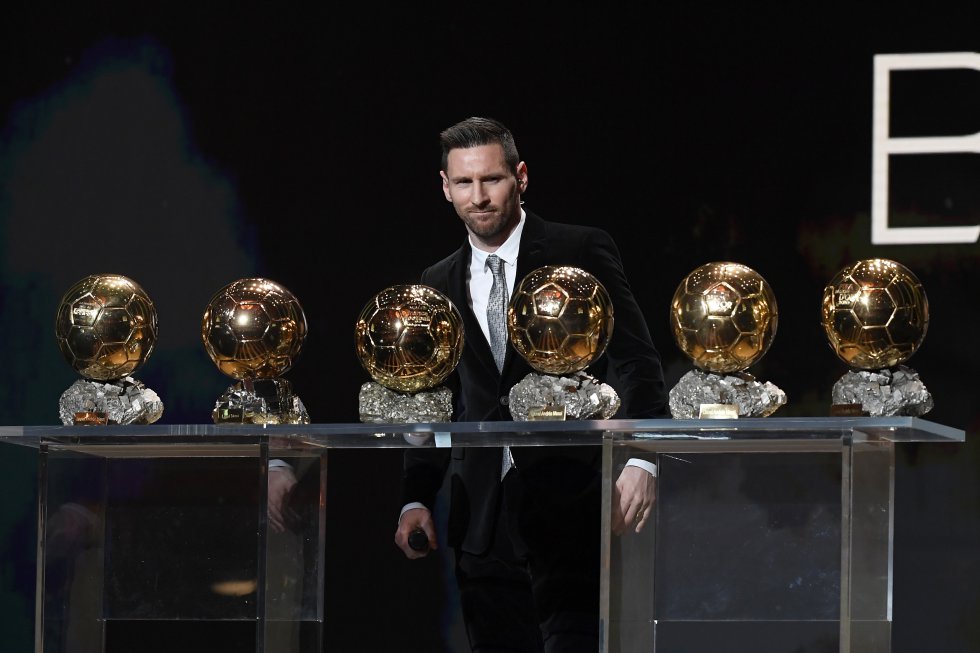 Lionel Messi se ha convertido este año en el futbolista con más Balones de Oro en la historia, por delante de Cristiano Ronaldo, que tiene cinco. Ellos dos y Modric, que ganó el de 2018, han puesto a LaLiga Santander en lo más alto: los últimos 11 balones de oro salieron de la máxima categoría del fútbol español. En la imagen, el 10 del FC Barcelona posa con sus seis trofeos en el teatro Du Chatelet, en París, el pasado 2 de diciembre.