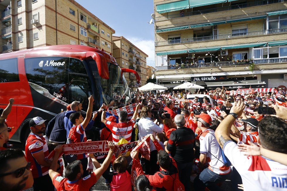 "El Granada camina siempre entre la tragedia y el milagro", dice del equipo de Los Cármenes el poeta y director del Instituto Cervantes Luis García Montero. De momento y gracias a un gran trabajo deportivo que el propio García Montero entrevió y quiso señalar tras una visita a las instalaciones, antes de que llegaran los laureles, al club nazarí hasta ahora siempre le cae por el lado de la cara. El Granada CF ha vuelto a LaLiga Santander y su rendimiento, de la mano del técnico más joven de la competición, Diego Martínez, ha servido para acariciar la parte alta de fuenlaba tabla. "Mis equipos deben ser camaleónicos, saberse poner muchos disfraces, lo cual implica asimilar una enorme riqueza táctica", declaraba Diego Martínez, entrenador que hace suya una máxima de Željko Obradović: "Exigir empatizando y empatizar exigiendo".