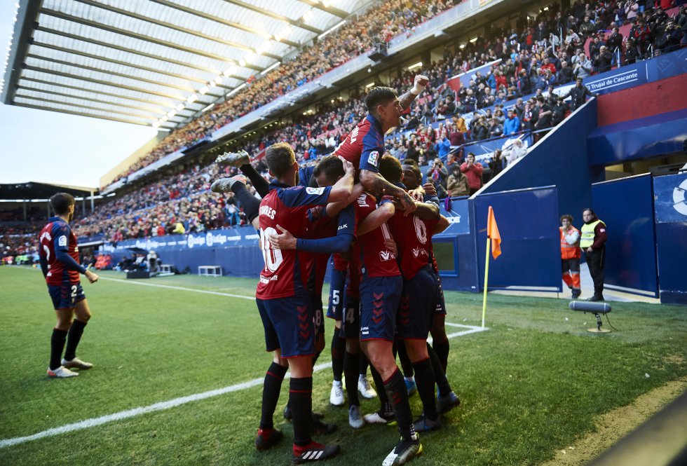 El Sadar, la casa del CA Osasuna, también entró en los libros de historia. El equipo navarro rompió su récord y logró mantenerse invicto durante 31 partidos entre la pasada temporada y esta. Pasaron 59 semanas entre el 1 de abril y el 24 de noviembre de 2019, siete empates y 24 victorias, hasta que el Athletic Club pudo quebrar la racha. Fue un año inolvidable para el club que logró ascender y consolidarse en LaLiga Santander donde (tras 18 jornadas marchan décimos) (Se actualiza tras este fin de semana).