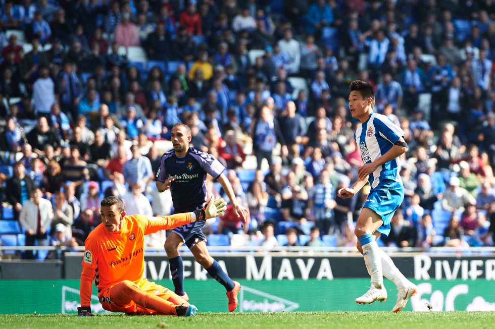 Hizo reventar la tienda online del RCD Espanyol de Barcelona, vendió más camisetas que ninguno y abrió el mercado internacional del club como nadie, pero el delantero chino Wu Lei también rindió deportivamente y marcó el gol definitivo la temporada pasada ante la Real Sociedad para meter al equipo catalán en la Europa League. En la imagen, el primer tanto que anotó con la camiseta blanquiazul ante el Real Valladolid CF. Ese día, que coincidió además con ElClásico, fue el de mayor engagement (las interacciones que tiene un posteo en redes) de LaLiga en Weibo (el Twitter chino). Wu Lei tiene un millón y medio de seguidores en esa red social; el triple que los que su actual equipo tiene en Twitter.