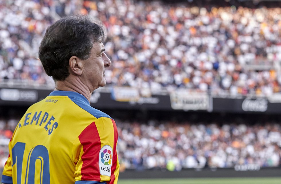 Fundado en 1919, por el Valencia CF han pasado leyendas como Claramunt, Kempes, la delantera eléctrica, Puchades o Mundo y técnicos como Ranieri, Di Stéfano, Cúper, Hiddink o Benítez. Figuras que han contribuido a un palmarés de seis títulos ligueros, siete Copas y tres Copas de la UEFA, entre otros títulos. Este año ha celebrado a lo grande su centenario ganando la Copa del Rey ante el FC Barcelona y metiéndose en los octavos de final de la UEFA Champions League después de siete temporadas. En la imagen, Mario Alberto Kempes 'El Matador' contempla a la afición en las celebraciones en Mestalla.