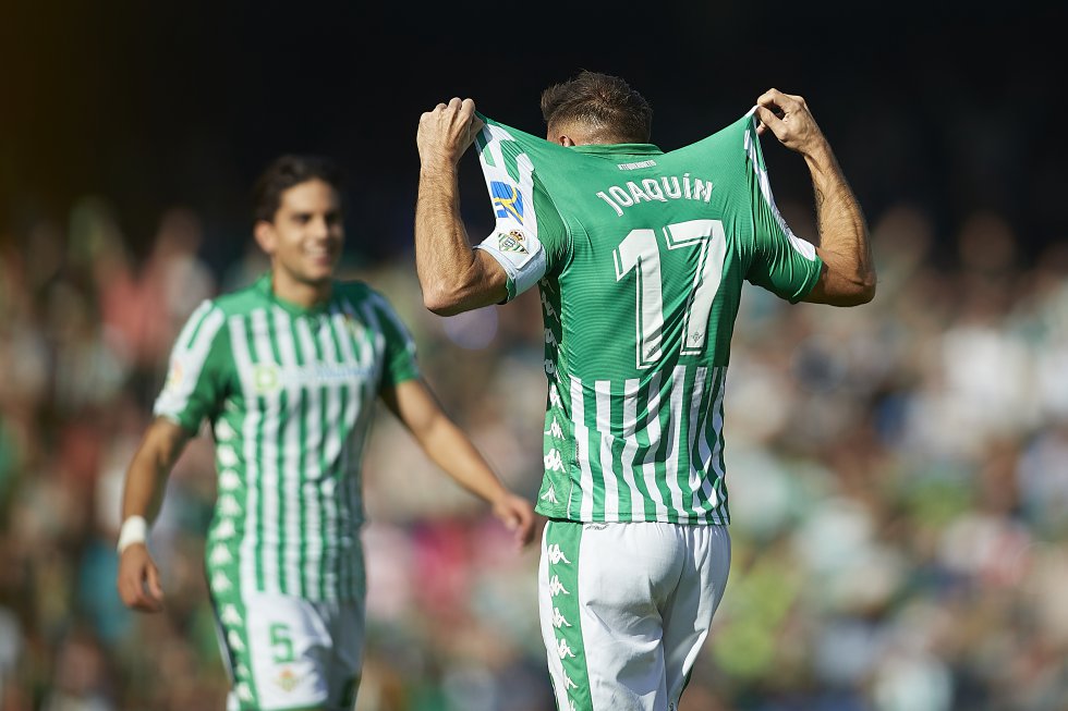Minuto 20. Ante un público, el del Benito Villamarín, que lleva casi dos décadas coreándolo, Joaquín se señala la espalda, su nombre en la camiseta del club del que es alma, capitán y accionista. Con 38 años y 140 días acababa de marcar el primer triplete de su carrera. Es el más veterano en haberlo logrado en la historia, superando ni más ni menos que a Di Stéfano (que lo consiguió con 37 años y 255 días, en 1964). Sus tres goles fueron los que le dieron la victoria al Real Betis ante un combativo Athletic Club (3-2). Ya ha anunciado que pretende seguir al menos una temporada más y, si se ve con fuerzas, continuar como verdiblanco hasta los 40. Al final de este curso, si todo transcurre con normalidad, solo Andoni Zubizarreta (622) habrá jugado más partidos de LaLiga que Joaquín.