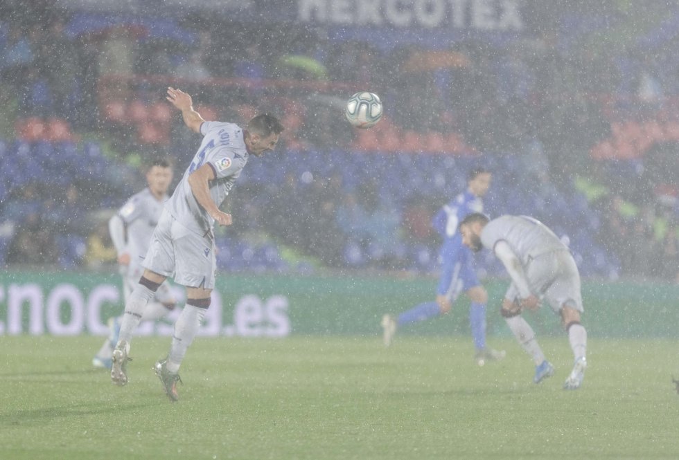 No volverán a verse partidos disputados en lodazales, en campos anegados donde el balón rueda con dificultad y apenas bota. Los más de 60 litros por metro cuadrado y hora caídos durante algunos encuentros de esta temporada hubieran supuesto inevitablemente, hace años, la suspensión. Sin embargo, ahora todos los campos de LaLiga deben ser capaces de resistir precipitaciones de al menos 50 litros por metro cuadrado y hora. Con un sistema de drenaje inspirado en los de los 'greens' de golf, el espectáculo del fútbol español no se para en invierno.