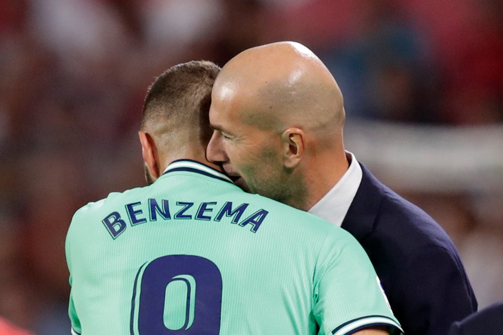 Karim y Zizou. La separación de la dupla más elegante y letal del madridismo solo duró un año. El técnico francés, el entrenador más exitoso de la historia del Real Madrid CF junto al mítico Miguel Muñoz, regresó al equipo para intentar ganar su cuarta UEFA Champions League y su segundo trofeo de LaLiga Santander. Su vuelta marcó uno de los mejores años de Benzema, el '9' merengue, que lleva 16 goles en 21 partidos y lucha por ser el pichichi de la temporada. "Es el mejor delantero del momento", dijo Zidane este mes sobre su pupilo predilecto.