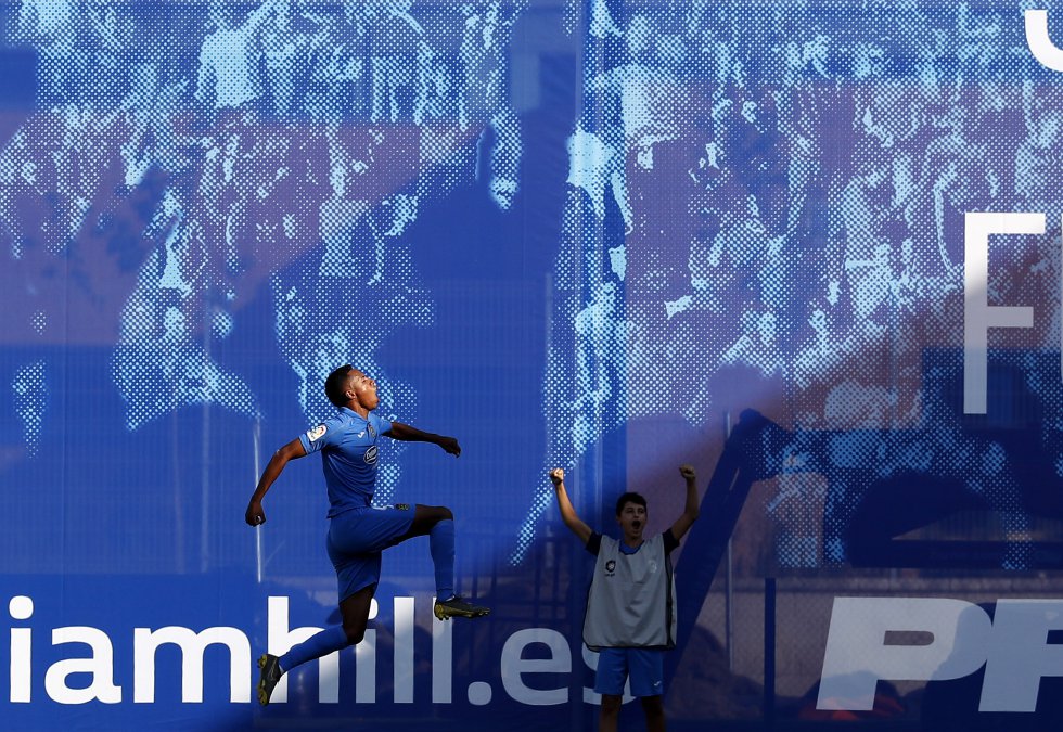 Tuvieron que duplicar la capacidad de su estadio en lo que duran unas vacaciones de verano. No fue hasta la tercera jornada que, habiéndolo deseado con tanto ahínco, los fuenlabreños vivieron un partido de LaLiga SmartBank como locales. Lo hicieron ante el Real Oviedo. 2-1, victoria del Fuenlabrada. En la imagen, el delantero peruano Jeisson Martínez celebra el primer gol del estadio municipal Fernando Torres en la categoría de plata. Desde ese momento, son muchas más las alegrías. El Fuenla marcha cuarto y no renuncia a nada. ¿Otro equipo de la Comunidad de Madrid en LaLiga Santander?