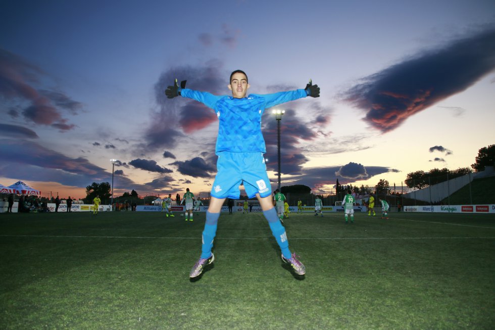 Empezaron 18, hoy son ya 36. LaLiga Genuine Santander reúne este año a 576 futbolistas con discapacidad intelectual. Jairo, portero del Real Betis Balompié, es uno de los que participa por primera vez y descubre lo que es convivir durante fines de semanas enteros con rivales que, como dice su entrenador son "compañeros con otra camiseta". Ese es el lema Genuine: "Compartir antes que competir". Por eso se puntúan no solamente los goles sino la deportividad y el buen comportamiento. En esta segunda faceta, la del 'Fair Play', ha ganado las dos ediciones el Athletic Club Fundazioa, equipo fundador de la primera peña Genuine que cuenta ya con 183 inscritos.