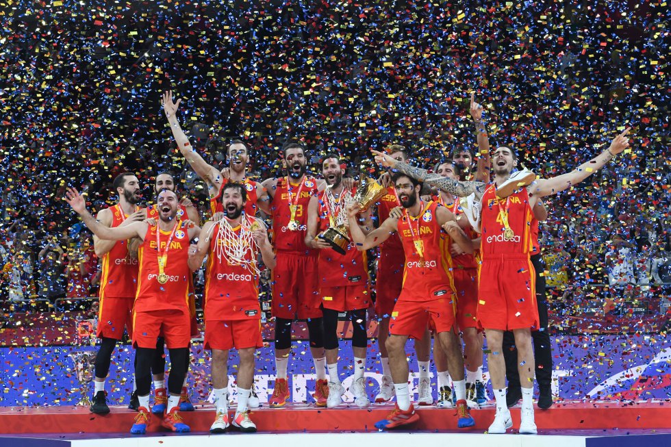 De Japón 2006 a China 2019. De un oro mundial al siguiente, un periplo en el que el baloncesto español ha demostrado estar en la cúspide, ser mucho más que un equipo, una familia. Ya no quedaba ninguno de los rutilantes júniors que en el 2000 sorprendieron al mundo ganando a EEUU, no llegaron Pau Gasol o Juan Carlos Navarro, pero el espíritu fue el mismo, y también el resultado. Ricky Rubio, que con 17 años ya había tenido que asumir la batuta del equipo nacional en unos Juegos Olímpicos (en Pekín, precisamente), salía nombrado jugador más valioso del torneo.