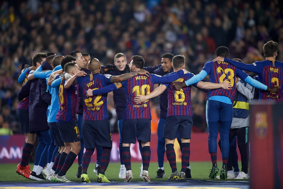 35 partidos bastaron al FC Barcelona para volver a alzarse con el título liguero, el octavo en los últimos 11 años. El mensaje serigrafiado en la camiseta de celebración del campeón lo dice todo: "L'extraordinari és que sembli normal" (Lo extraordinario es que parezca normal). Lionel Messi fue, por sexta vez, pichichi de la competición e igualó el récord de Telmo Zarra. El Barça acumula 26 campeonatos ligueros en sus vitrinas y está a nueve de alcanzar a su máximo rival, el Real Madrid.