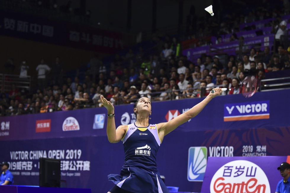 Tras un año de adversidades, que empezó con una rotura del ligamento de la rodilla derecha, la deportista onuvense Carolina Marín se ha repuesto para regresar a lo más alto del bádminton. Este diciembre ya vuelve a estar entre las diez mejores del mundo en su disciplina, después de la última actualización de la Federación Mundial de Bádminton (BWF), para encarar la cita olímpica de este verano en Japón, donde espera repetir el oro de los Juegos de Río.