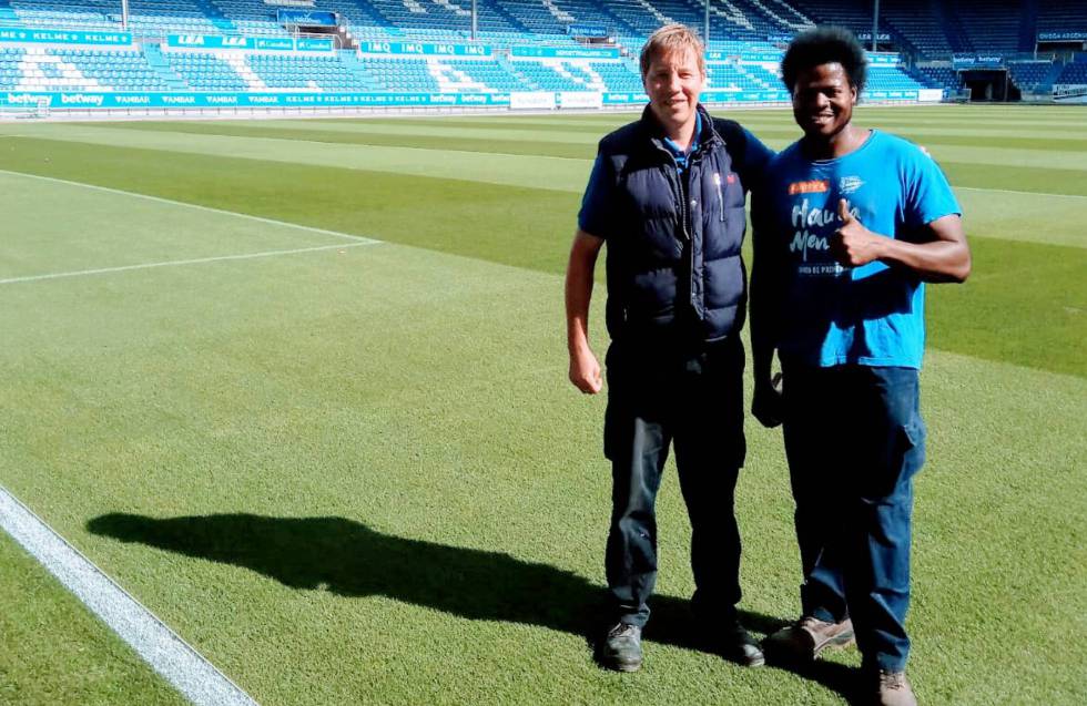 Stewart y su compañero de trabajo, el camerunés Gregory, en Mendizorroza.