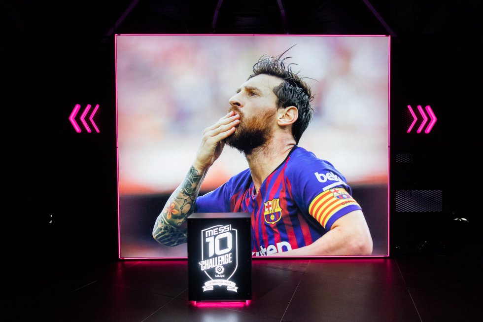 Icono de LaLiga Santander. Historia viva del fútbol. Estrella mundial del deporte. Y ahora, inspiración de un espectáculo circense. Leo Messi será el primer futbolista en inspirar uno de los rompedores montajes del Cirque du Soleil. Basado en los atributos del argentino y su pasión por el esférico, 'Messi10' traslada por primera vez el virtuosismo del máximo goleador del fútbol español de todos los tiempos a la magia excepcional de las acrobacias. Su estreno el jueves 10 de octubre en el Parc del Fórum de Barcelona, al que asistirá el jugador, también es una primicia: se trata de la primera función de la compañía que se estrena mundialmente en Barcelona, España. En la imagen, el Messi10 Challenge LaLiga, una de las sorpresas que presenta el proyecto.