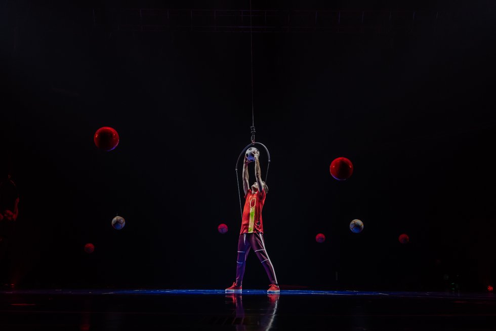 El Cirque du Soleil ya se había inspirado en leyendas de la música como The Beatles o Michael Jackson para dar vida a nuevos montajes, pero esta vez han apostado por una figura destacada del deporte como Leo Messi. Una elección que satisface enormemente a LaLiga Santander, la competición en la que juega el azulgrana y que se ha asociado con la empresa canadiense para que la función salga a la luz: "Que una de las empresas de entretenimiento más relevantes a nivel mundial haya decidido por primera vez hacer un espectáculo de un personaje vivo y que este juegue en España es un verdadero hito", explica Enrique Moreno, director de Marca Global y Activos de LaLiga, consciente de que la alianza con el Cirque du Soleil es un vehículo para transmitir el trabajo en equipo y el espíritu de superación, dos pilares fundamentales que defiende la institución. En la imagen, una de las escenas del espectáculo.