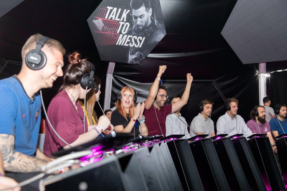 Los atrevidos que quieran poner en práctica sus habilidades se enfrentarán a cuatro estaciones: Talk to Messi (Habla con Messi), un desafío que pondrá a prueba los conocimientos de los participantes sobre la vida y la carrera futbolística del argentino (en la imagen); Play Like Messi (Juega como Messi), donde se invita a demostrar las habilidades con un caño, un tiro libre y un remate de cabeza; Robokeeper, una doble oportunidad para meter un gol a un portero robotizado y Be Messi (Sé Messi), una última parada en la que los asistentes serán transportados al centro del Camp Nou gracias a la realidad virtual. Al ponerse unas gafas de realidad aumentada, los asistentes podrán coger con sus manos la Bota de Oro a todo el estadio y mostrarla como si estuvieran allí.