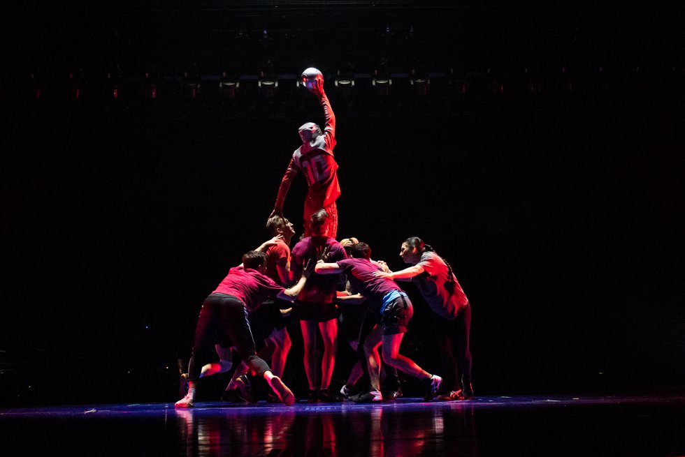 La alianza entre el Cirque du Soleil, LaLiga y Leo Messi es la suma de tres grandes marcas con un impacto enorme. Los 'shows' del circo de origen canadiense nacido en los ochenta han llegado a más de 190 millones de espectadores en 60 países, la máxima competición del balompié español se ve en 180 países del mundo y el azulgrana es el tercer futbolista con más seguidores en redes sociales. “Somos un espectáculo que compite con otros grandes productos y plataformas. Ir de la mano del Cirque du Soleil nos va a abrir aún más las puertas de mercados en los que estamos asentados”, cuenta el director de Marca Global y Activos de LaLiga, Enrique Moreno. En la foto, una escena de la función.