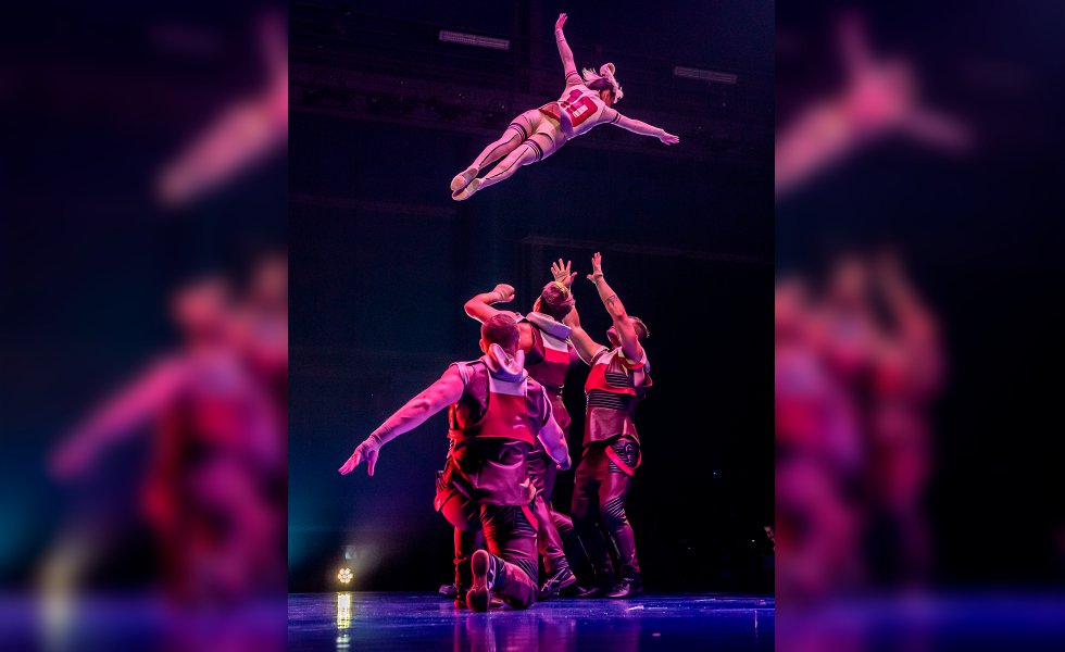 El elenco está compuesto por 47 artistas de 19 nacionalidades diferentes, entre las que se cuentan países de origen tan distintos como Inglaterra, China, Kazajstán o Etiopía. Todos ellos son especialistas en la multitud de disciplinas que se dan cita en el proyecto: baile, gimnasia, acrobacias, contorsionismo o equilibrismo. Una mezcla que, en opinión de la compañía, ofrece una unión perfecta entre “técnica, sensibilidad artística y espectáculo que gustará tanto a los enamorados del fútbol como a los que no son tan aficionados”. En la imagen, una muestra de las habilidades de los artistas.