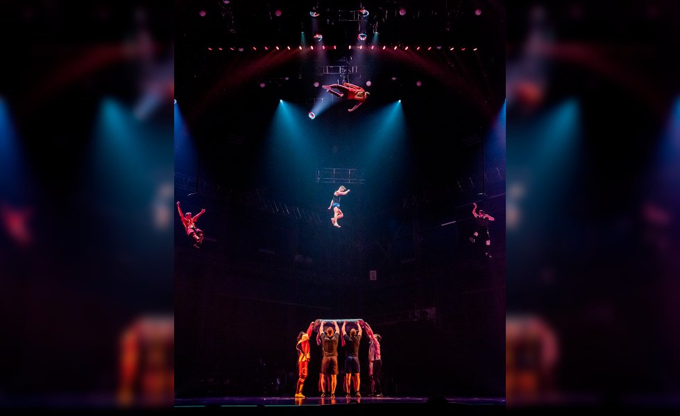 En la función, las habilidades que el capitán del FC Barcelona tiene acostumbrados a los aficionados a ras de césped se trasladan al aire, con unas piruetas que desafían las leyes de la gravedad. Un ejemplo de ello es el columpio ruso, la maniobra que aparece en la instantánea y en la que se podrá ver como alguno de los artistas se alza a más de cinco metros del escenario.