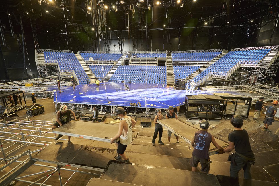 Un campo de 40 metros de largo. Dos tribunas y más de 3.000 asientos en las gradas. 47 artistas de 19 nacionalidades. Más de un centenar de cambios de vestuario. Dos actos de 45 minutos más un intervalo de 25. 267 toneladas de equipamiento que se han trasladado desde la sede principal del circo, en Canadá, hasta el otro lado del Atlántico. Estas son las cifras de un espectáculo único por el que también se ha hecho un despliegue excepcional: “El Cirque du Soleil trata de garantizar la mejor experiencia posible para el espectador, una ambición compartida con LaLiga para tratar de ofrecer el mejor producto de retransmisión deportiva mundial. De la misma manera que ellos innovan constantemente, nosotros lo hacemos en cuanto a contenido y tecnología”, ahonda Enrique Moreno, director de Marca Global y Activos de LaLiga. En la foto, operarios durante el montaje del escenario en el Parc del Fórum de Barcelona.