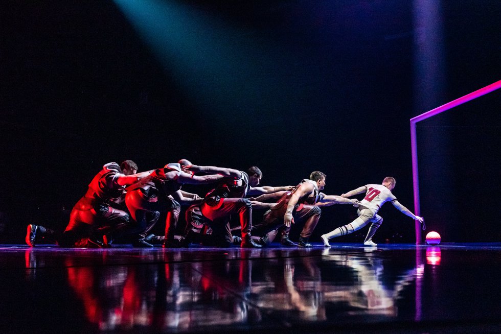 "No es una biografía. Es una historia motivadora, que aspira a que todos los espectadores se sientan como el 10", explica Matías Loizaga, productor ejecutivo del espectáculo. La historia de superación que llevó al futbolista a la élite queda plasmada en la función y fue decisiva para cuajar la unión entre el Cirque du Soleil, LaLiga y el futbolista, unidos por valores como el esfuerzo o el compromiso: "LaLiga da un paso más en el mundo del entretenimiento y consigue transmitir los valores del fútbol", comentó Javier Tebas, presidente de LaLiga, durante la presentación del montaje. En la foto, un momento de la función.