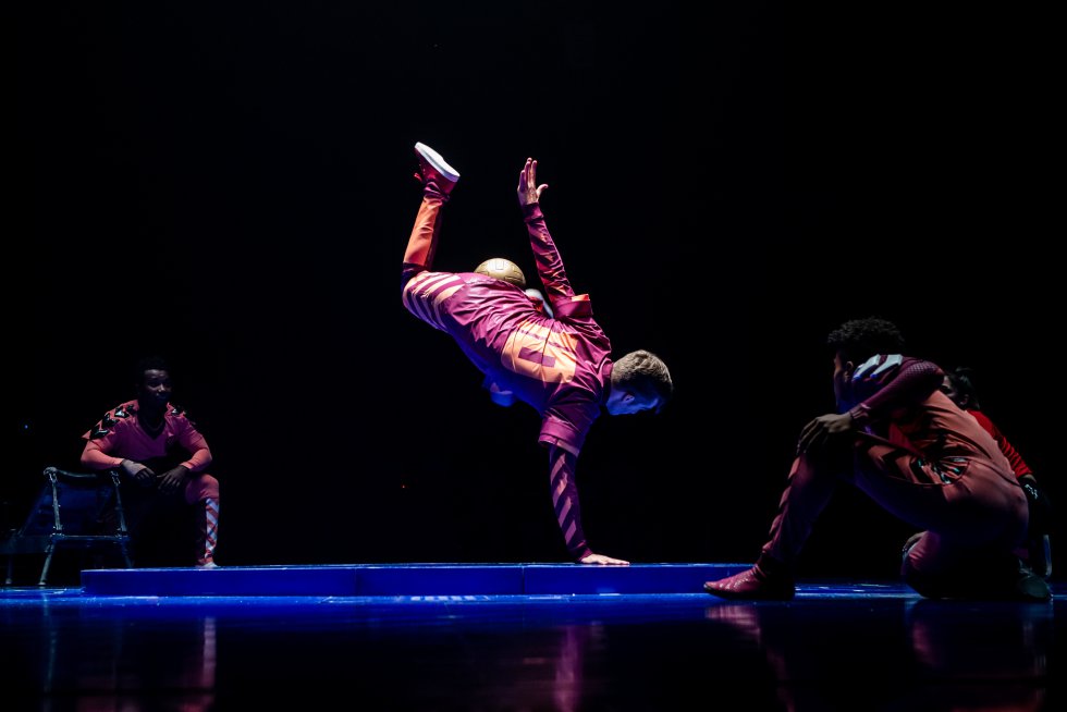 La productora del espectáculo, Pop Art Music, explica que el futbolista argentino ha tenido un papel activo en la creación obra. “En varios momentos ha aportado sus sugerencias e ideas”, cuenta su productor ejecutivo, Matías Loizaga. De hecho, algunas de las canciones que sonarán han sido escogidas por el propio capitán del FC Barcelona. En 'Messi10', además, se podrán escuchar otros 'hits' asociados al fútbol como 'Seven Nation Army' de The White Stripes y éxitos internacionales de artistas como Rosalía o Pharrel Williams. En la imagen, uno de los artistas de fútbol 'freestyle' que participan en 'Messi10'.