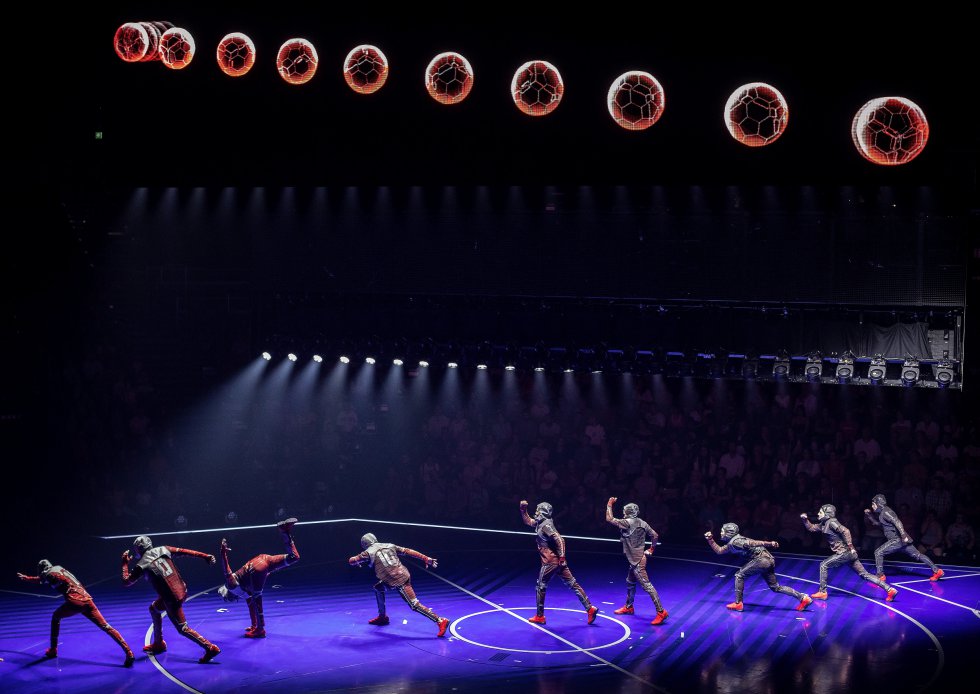Para trasladar la plasticidad de los detalles técnicos que Messi deja cada fin de semana en los estadios de LaLiga Santander, el Cirque du Soleil ha cambiado la tradicional carpa blanca que acompaña al circo por la recreación de un campo de fútbol. El escenario (en la foto) es rectangular como el terreno de juego y está rodeado por dos tribunas enfrentadas de dos colores diferentes: azul y rojo. El objetivo, cuentan en la compañía, es hacer sentir a los espectadores la misma pasión que despierta el fútbol entre los aficionados: “Se busca la interacción del público, tanto con los artistas, como con la otra grada. Los que asistan van a sentirse como si formaran parte de una hinchada”, explica Agostina Obeid, representante del equipo de comunicación.