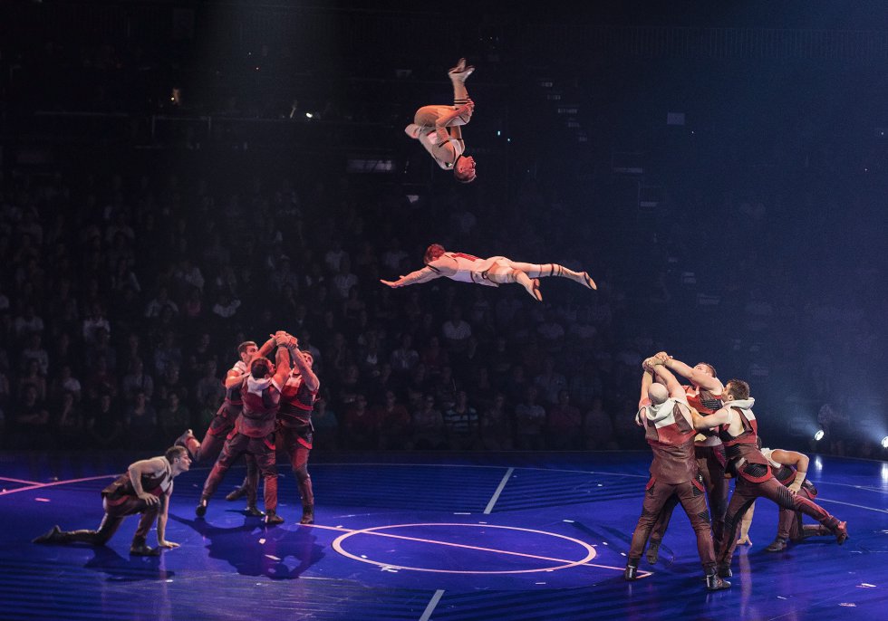 En un reparto tan internacional destaca la presencia del artista español Mateo Amieva: “Lleva ya 10 años en la compañía y va actuar como árbitro. Al tratarse de un clown será el que ponga más humor y el que proponga más interacción con el público”, explican desde el Cirque du Soleil. En la imagen, un momento del espectáculo.