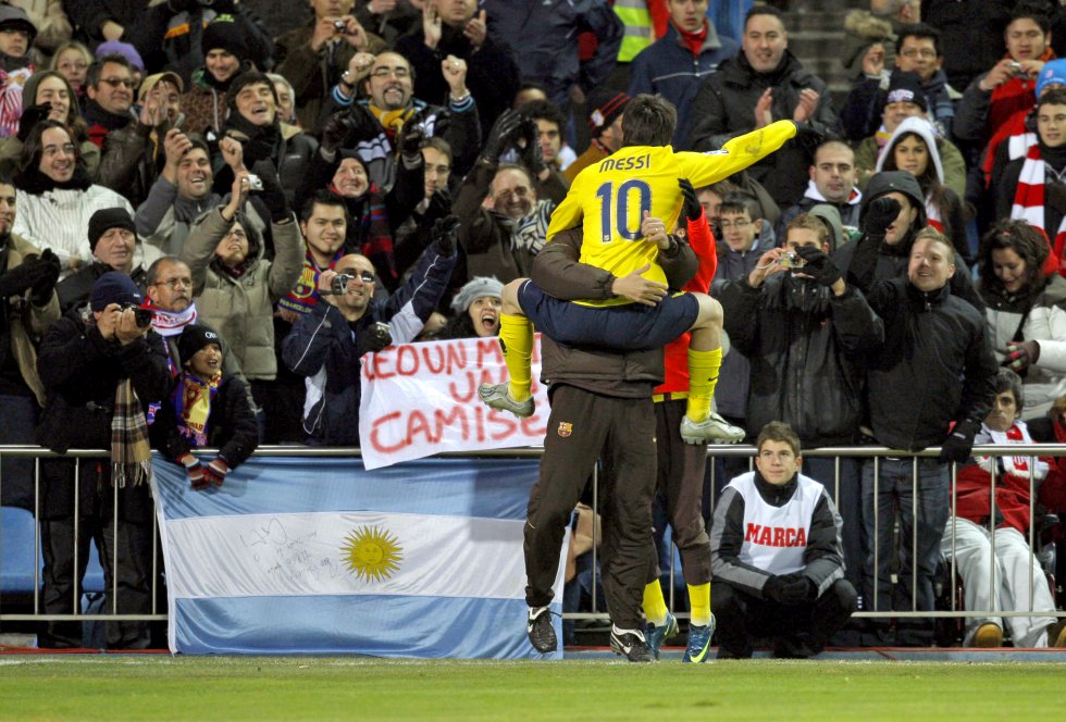 Era la primera temporada de Guardiola en el banquillo del FC Barcelona y el técnico de Santpedor tomaba una decisión de calado: dar descanso a varios titulares en el partido que le enfrentaría al Atlético de Madrid. Pero Messi sí saltó al campo. Marcó el primero tras un uno contra uno; el segundo de un penalti que él mismo había provocado y el tercero regateándose al portero. 'Hat-trick', y pudo caer un cuarto. Leo agarró la bola en el centro del campo y tras ir superando un rival tras otro la estrelló en el travesaño. Cuando lo sustituyeron, el Vicente Calderón en pleno le dedicó un aplauso unánime.