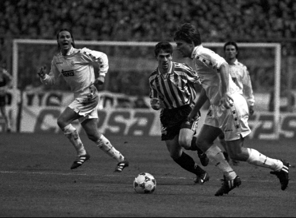 La Catedral ha sido de siempre el estadio que mejor ha sabido reconocer el buen hacer del equipo y los jugadores rivales. El duelo contra el Real Madrid de la temporada 199596 es uno de los mejores ejemplos. Un Madrid que marchaba octavo en la clasificación, con Vicente del Bosque como técnico interino para ese partido, ganó 0-5 en su visita a los rojiblancos, dirigidos por Dragoslav Stepanovic. La crónica de Eduardo Rodrigálvarez glosa a la perfección lo que se vivió aquella noche: “En los últimos 10 años, la Catedral no se había rendido con tal pleitesía al Madrid como anoche: aplausos y olés acompañaron sus acciones, sus cambios, sus intenciones y hasta sus errores. La ovación al danés Michael Laudrup cuando se retiró fue de gala”. Raúl González, 18 años entonces, también salió aplaudido tras marcar el tercer gol.